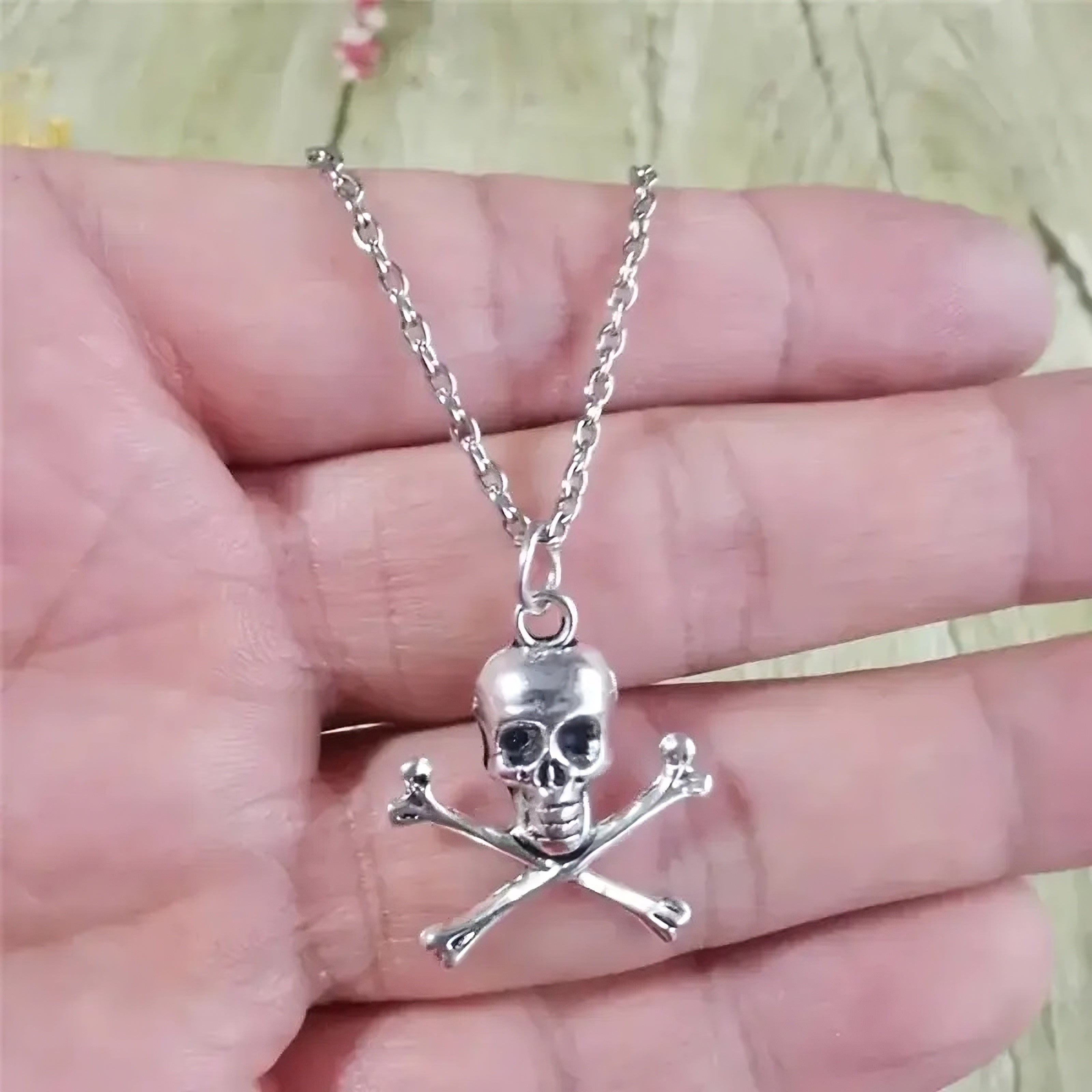 💀 Silver Skull & Crossbones Pendant Necklace