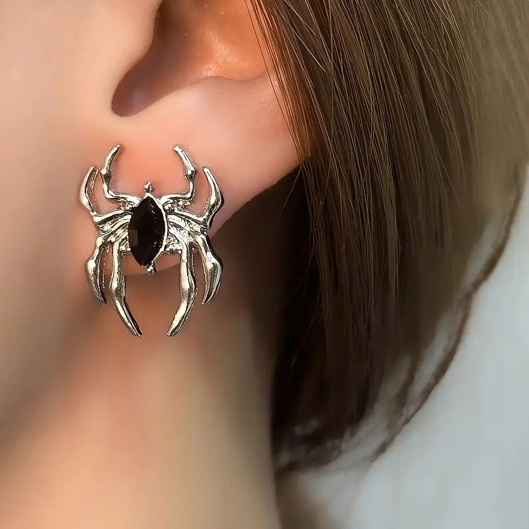 🕷️ Gothic Spider Stud Earrings – Silver Black Gem Design