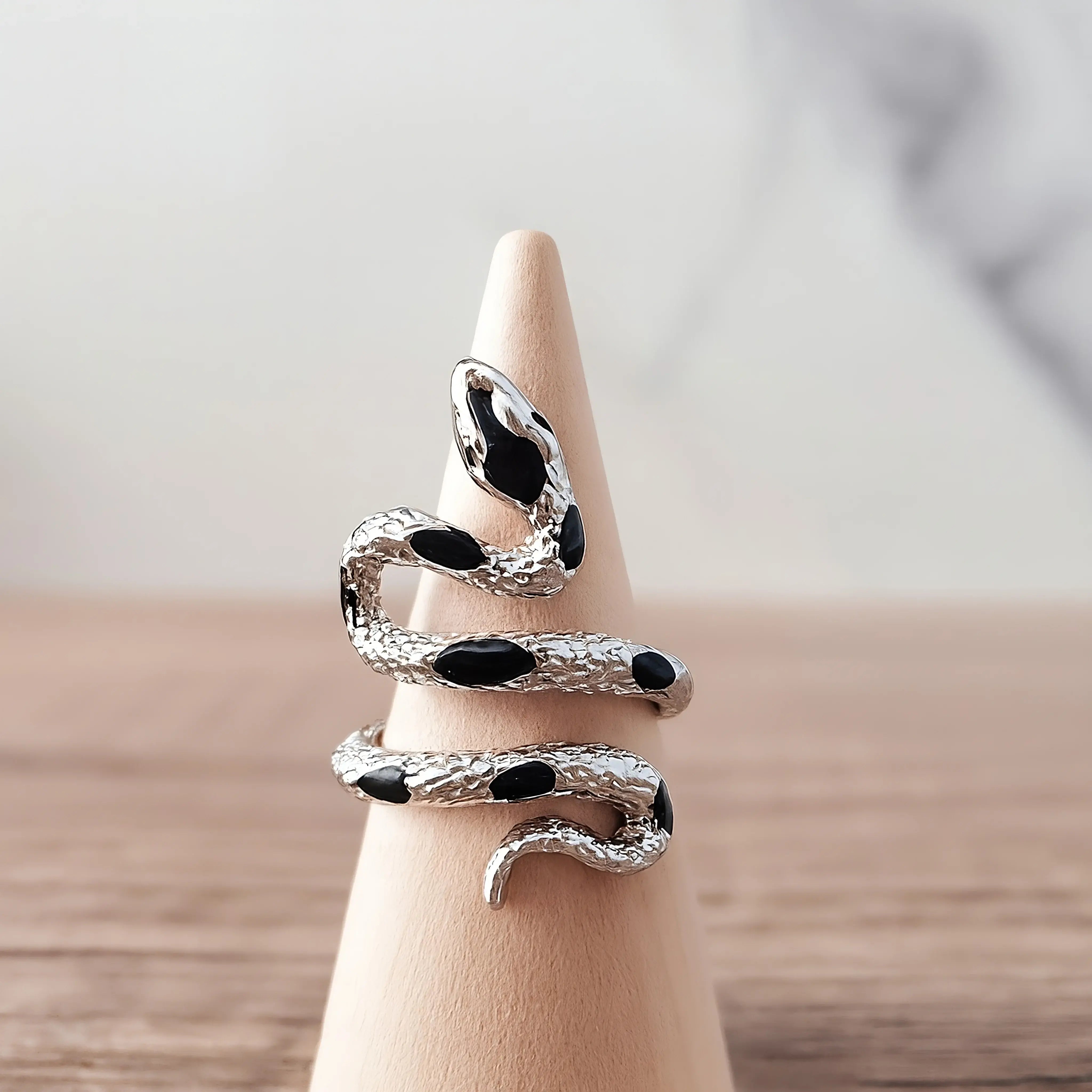 Snake Ring Black